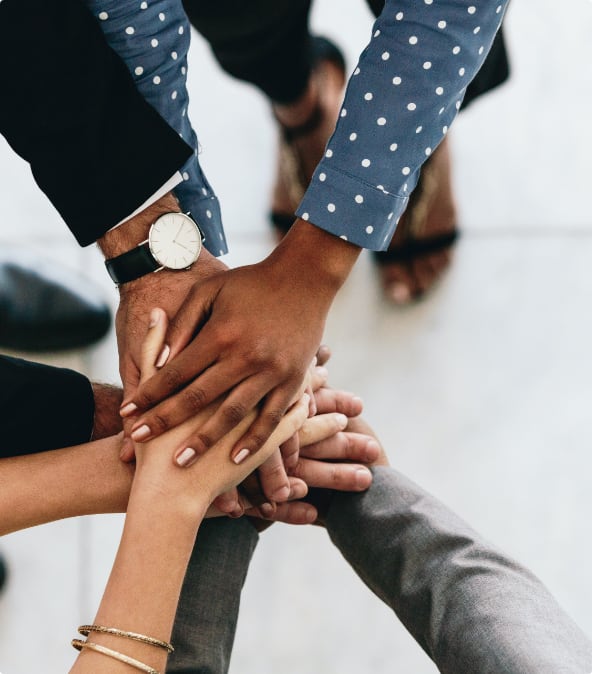 Acht Hände liegen zur Celebrierung aufeinander