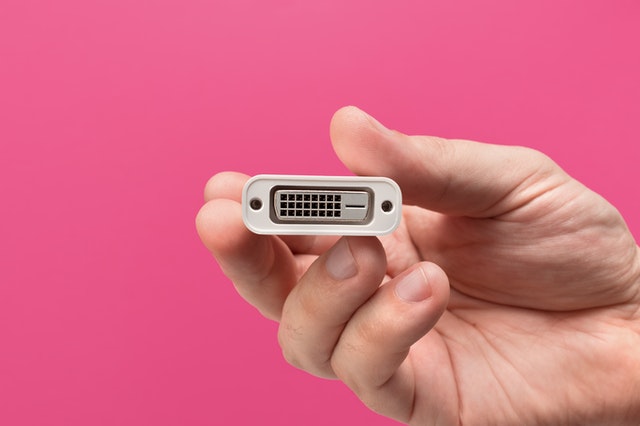 Hand hält DVI Stecker